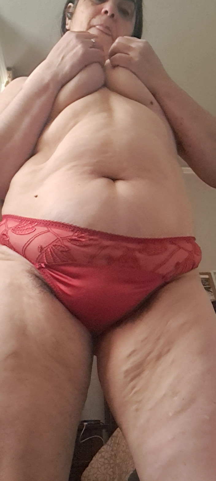 Mommy big hairy pussy: Długie włosy łonowe macochy zaglądają z majtek