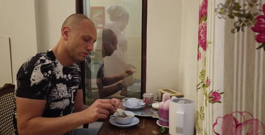 Mary Rider Pornstar: Specjalne śniadanie dla kapitańskich porannych odbicia Goodmorning Dzień Dobry śniadanie lustro prysznic...