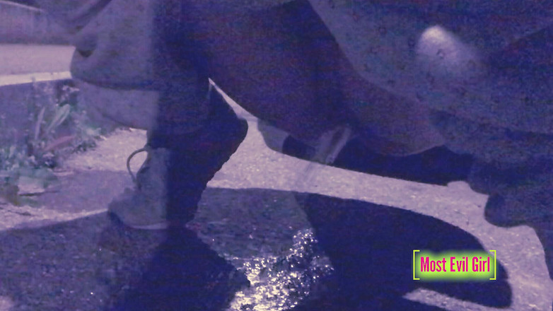 Most Evil Girl: Dívka sama v noci na parkovišti si skloní kalhoty venku...