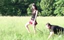 Femdom Austria: Thú cưng trên dây xích trên đồng cỏ