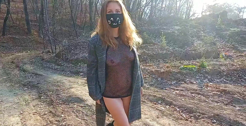 Juli Smith Meow: 야외에서 벌거벗은 채 걷는 아마추어 십대