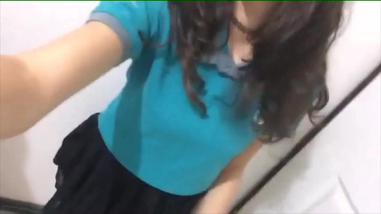 Adorable Teen: Masturbasi pantatku yang seksi dan sempit dengan gagang sikat gigi...