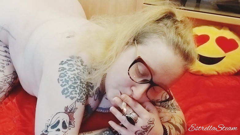 Estrella Steam: Blonde Merokok Rokok