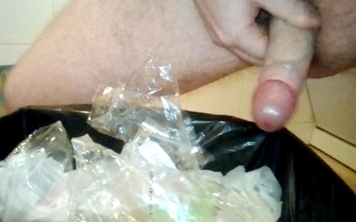 Sex hub male: ジョンは小便をしてゴミ箱にカミングしています