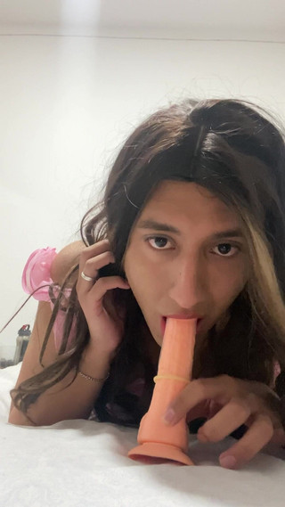 Natalia Valera: Natalia poniéndose un condón manos libres y mamada!