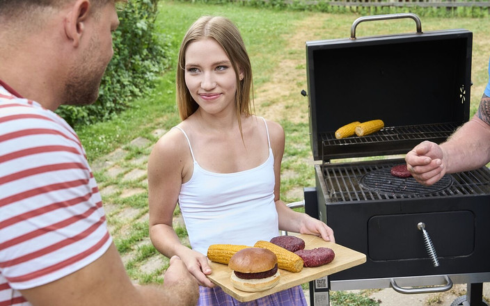 Only Tarts: 暑い夏のバーベキュー - マヤが初めての屋外3Pを手に入れる