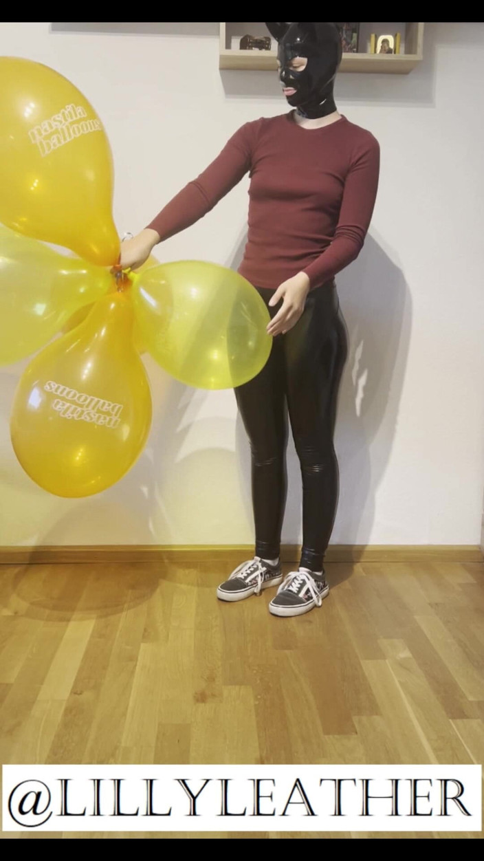 LillyLeather: Looner Girl vyskočí 4 balónky v roztomilé oblečení a kitty latexová...