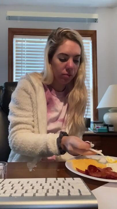 MissAlexiaC: Eating for 3 minutes