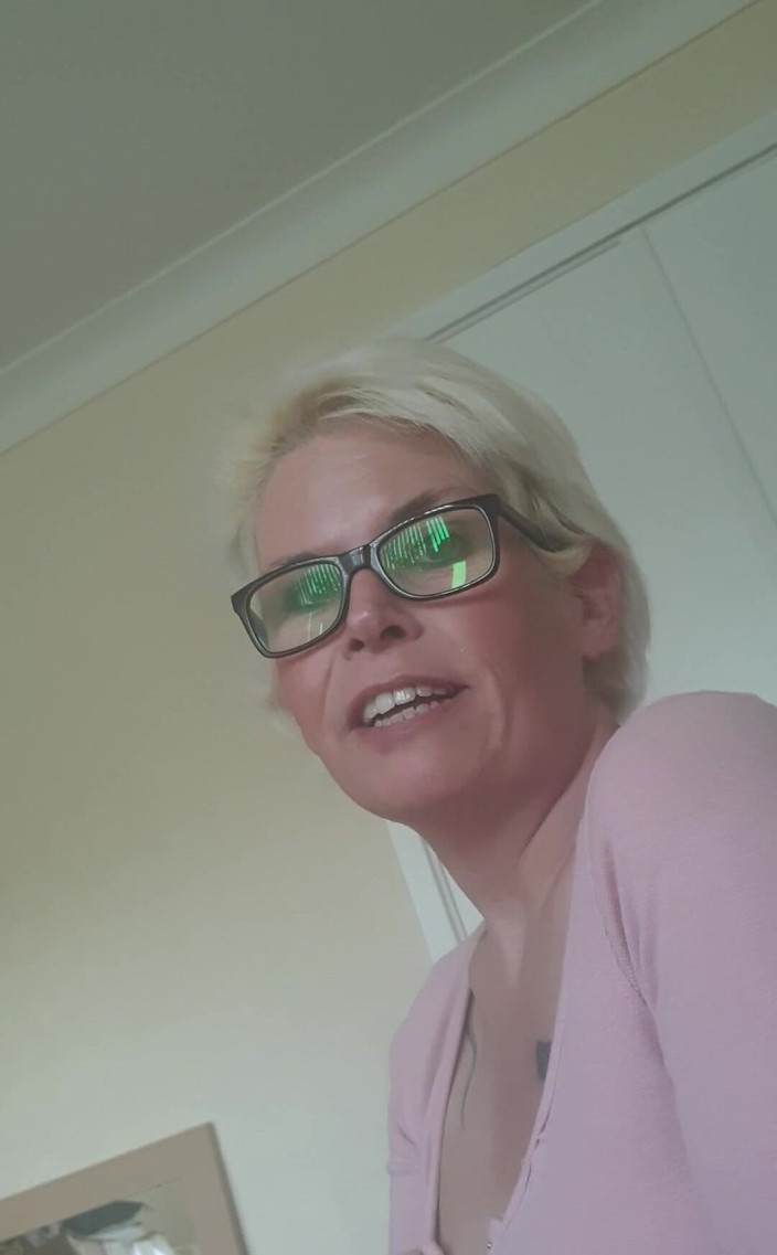 SkylerSquirt: Готовлюсь к кровати XX, наконец-то порезали мои волосы XX