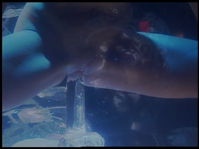 Hot Girlz: La puttana solitaria con le tette sode si eccita