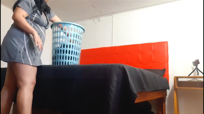 BBW Kelly Mom: Üvey anne kıyafetlerini sıralıyor ve sürprizle sikiliyor