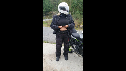 Malla: Orta yaşlı seksi kadın açık havada göğüslerini teşhir ediyor ve...