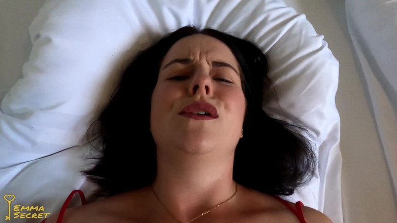 Emma Secret: Wtf! Buitenlandse neukpartij en mijn man kan alles horen!