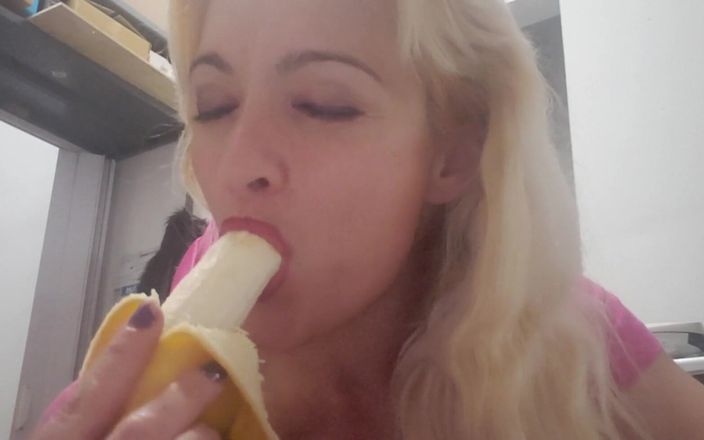 Mary Rider Pornstar: Food and Sex? Banana Blowjob!