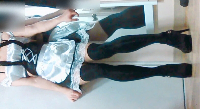 Harinni: 穿着女仆服装的亚洲淫荡娘腔穿着高跟鞋走在湿滑的雪地路上，来到一个女郎的房间，作为主人的愿望