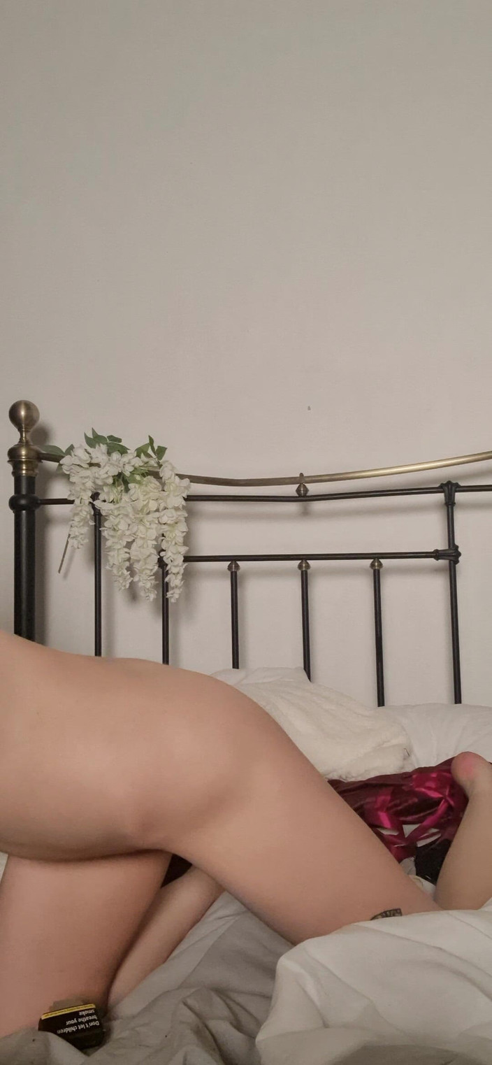 Lillia Cena: Nettes blondes zierliches teen masturbiert beim rauchen einer zigarette - Rauchen-fetisch