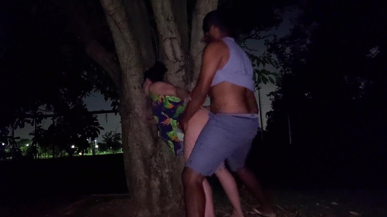 CasalprazeresRJ: Sexy vdaná žena šla v noci na procházku a skončila u nadaného...