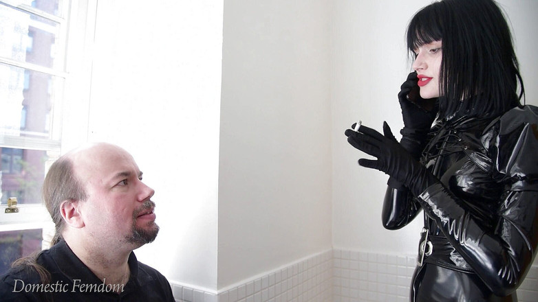 Domestic femdom: Även linjaler behöver en rökpaus