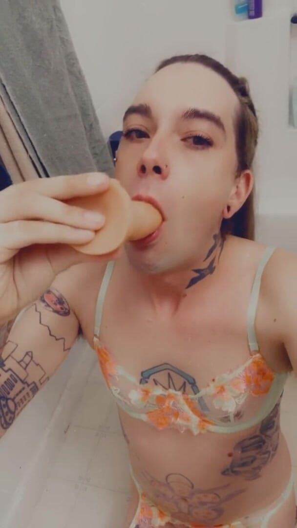 CarmenMelatonin: Beach Babe Ready to Play