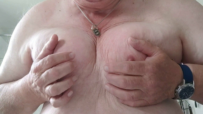 Karlchengeil: Tetas tratando