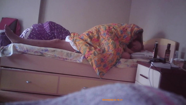 Juli_July: 骑乘，接吻，大鸡巴在湿润的阴户里，女孩太饥渴了，无法留在毯子下