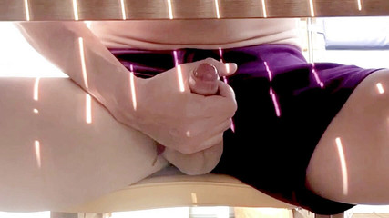 Fuckbutty: Exhibitionist wichst unter dem tisch im freien