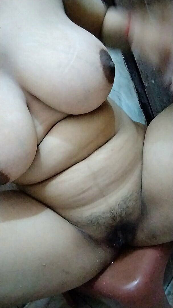 Riyathakur: Awek desi India dimeterai pertunjukan pepek di bilik air