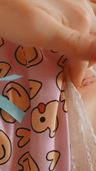 Drobna loszka dziewczyna sama przyjemność podczas kempingu - pulsujący orgazm Cute Puss Under Short