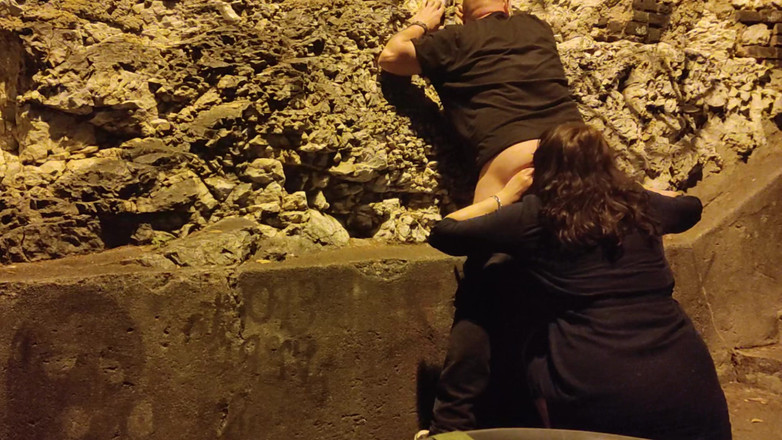 Toilet Mommy: Une fille sexy goûte le cul du mec