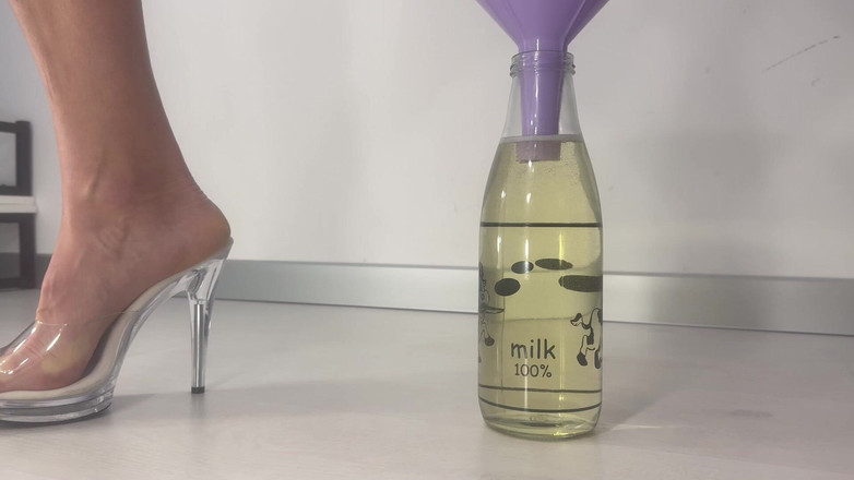 AnnaBUST: Ik plas in een fles via een trechter