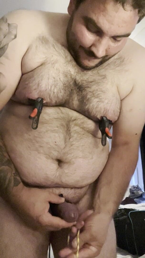 Shaun Cbt: Pula și coaiele transformă violet în robie cu cleme pentru sfârcuri extreme și...