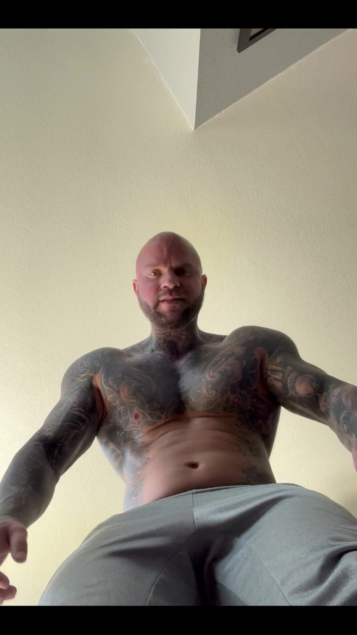 Jasons feet: 巨人Jason在小城市里被踩踏