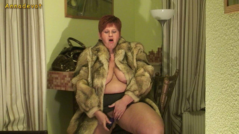 Anna Devot: Annadevot - fetiche - masturbándose en abrigo de piel