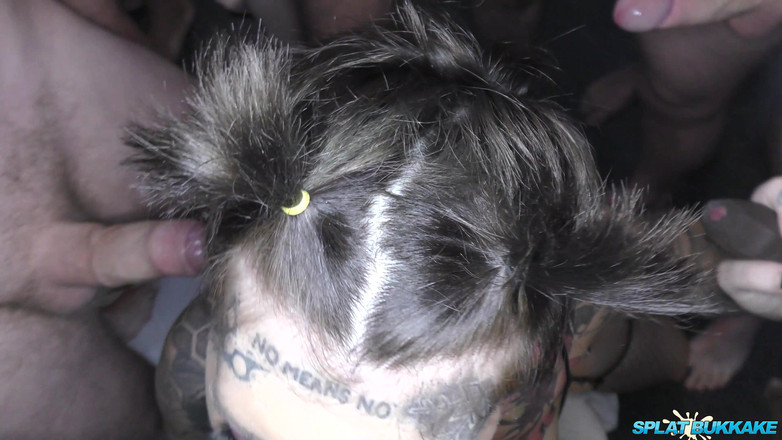 Bukkake team: Горячая крошка с удивительным татуальным телом входит на буккаке-вечеринку