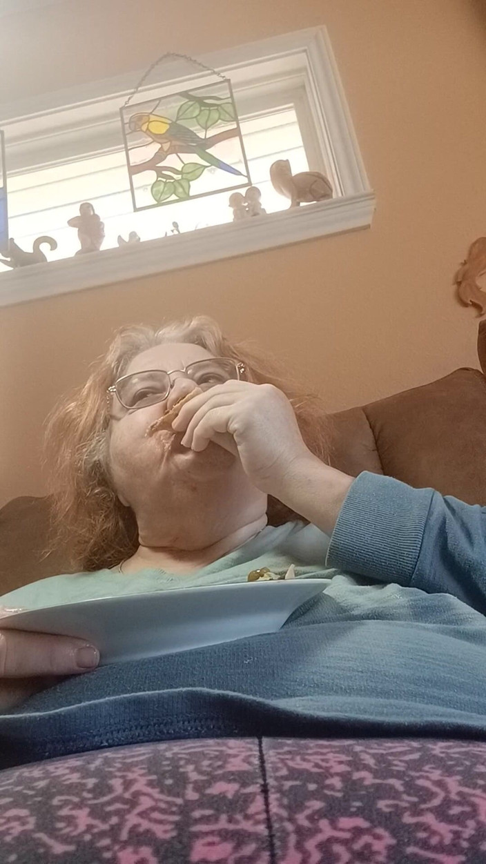 BBW nurse Vicki adventures with friends: Stygg jag slukar pizza