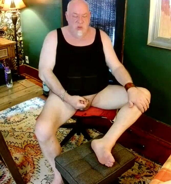 beardaddychub: Bearstepdaddychub masturba e fala com fã quente!
