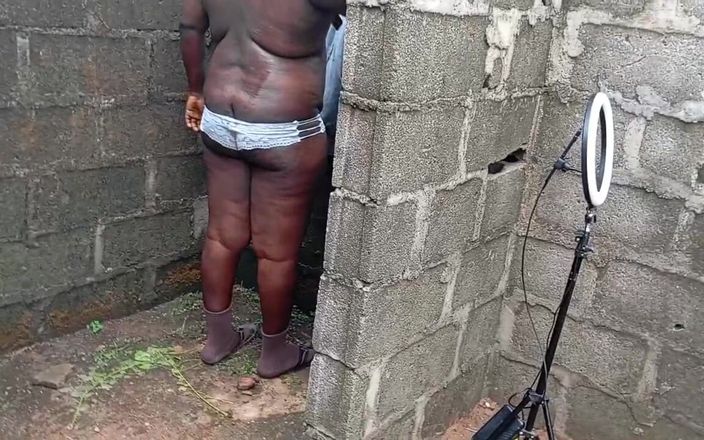 Sexydaddy: İki serseri adam tamamlanmamış bir binada tombul bir götü sikiyor