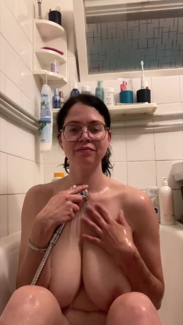 Shione Cooper: Membasuh dan melantun tetek besar saya dalam tab mandi rumah...