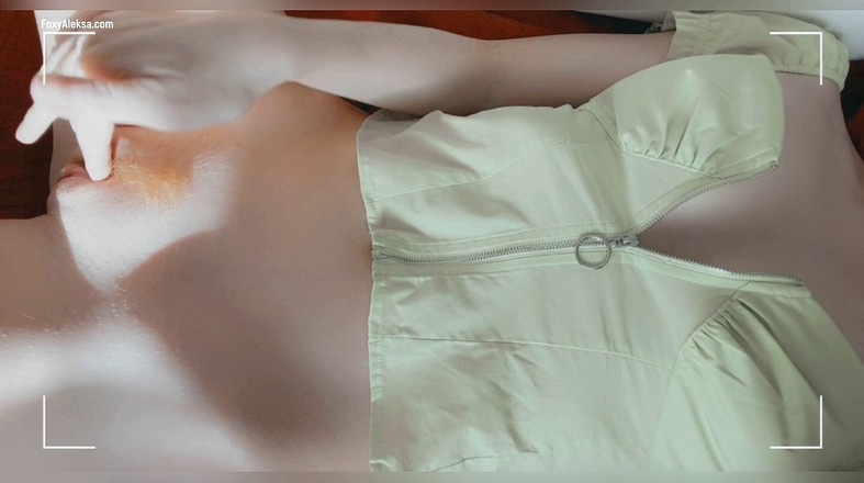 FoxyAleksa: Pequeña pelirroja tiene un orgasmo Masturbación de un pequeño clítoris...