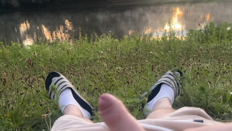 Riskiedik: Playing in the Morning at a Lake
