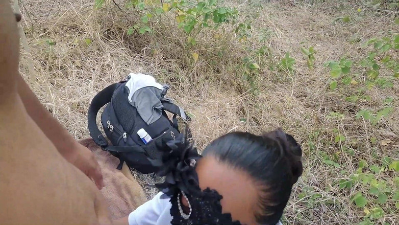 Cintialove: Une étudiante virginiste en plein air rencontre cette fille sexy dans...