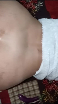 Desi la bhabhi indiana inserisce un enorme Baigan sulla figa che scopa XXX sesso virale mms