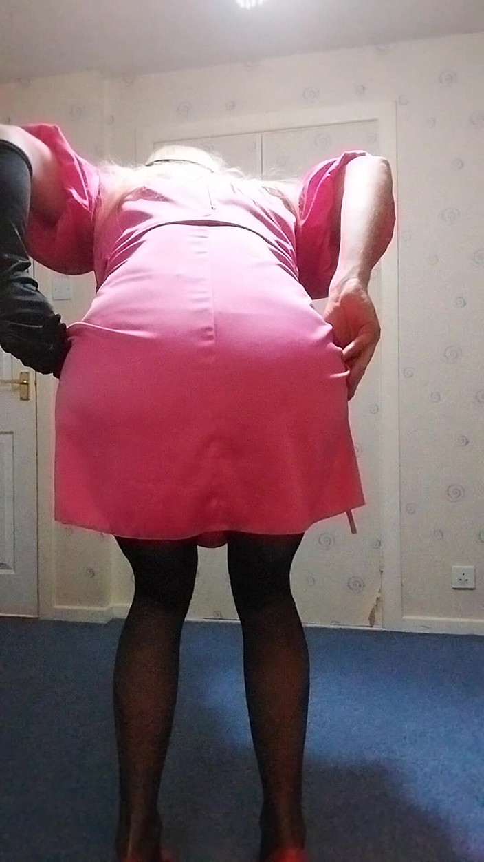 Cindy Belfast: Blond sissy underbar sperma i rosa