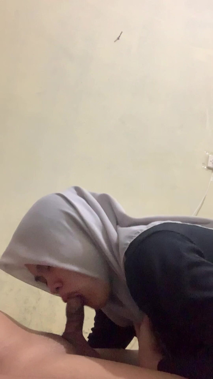 Indo Girl: Hyper Hijab Wants to Be on Top