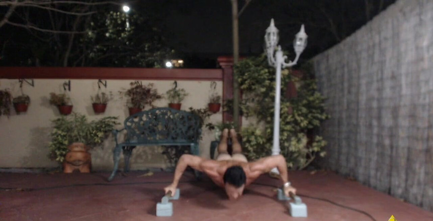 Eden Adonis: Berolahraga &amp; Menari telanjang di halaman belakang di mana tetangga bisa...