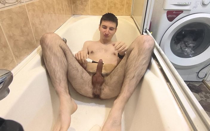 webcamboy98: Pojke onanerar med tandborste i badrummet