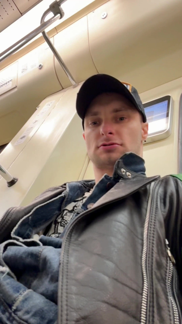 KinkySirius: ゲイのスキンヘッド・キンキーシリウスが公衆トイレで黄金のシャワーを浴びる