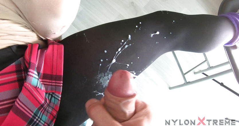 Nylon Xtreme: Katy s-a futut sub cocoon în ciorapi de nailon