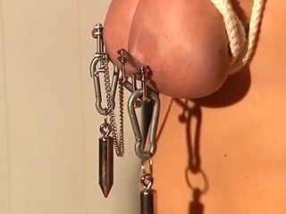 Deutsche Frauen: Brunetka niemiecka milf ssie dwa kutasy po trójkącie BDSM