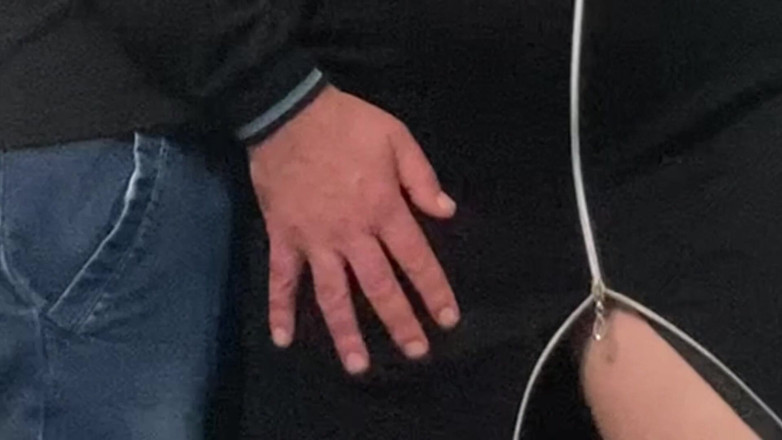 Niki studio: うっ!!ドイツ地下鉄で、もっと汚い指が私の秘部を擦った